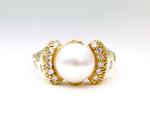 Bowtie-shaped Pearl and Diamond Ring