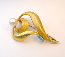 18K yellow gold brooch with one Cultured Pearl and Turquoises