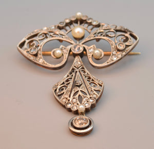 Platinum/18K Antique brooch set with rose-cut diamonds and natural pearls, ca. 1900